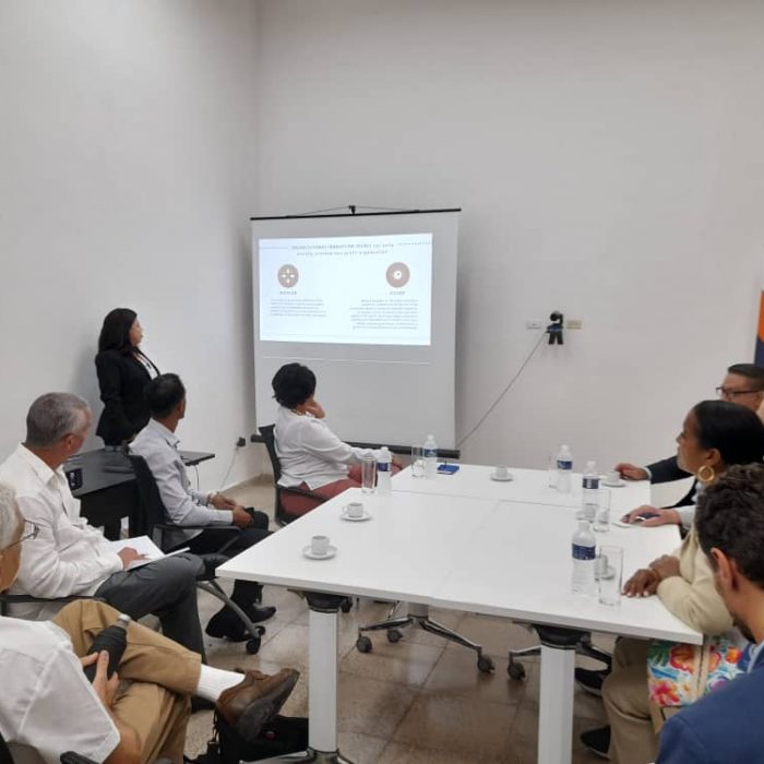 Congresistas de los Estados Unidos visitan la Fundación UH